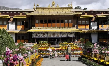 JARDINES_DEL_PALACIO_DE_NORBULINGKA_-_panoramio