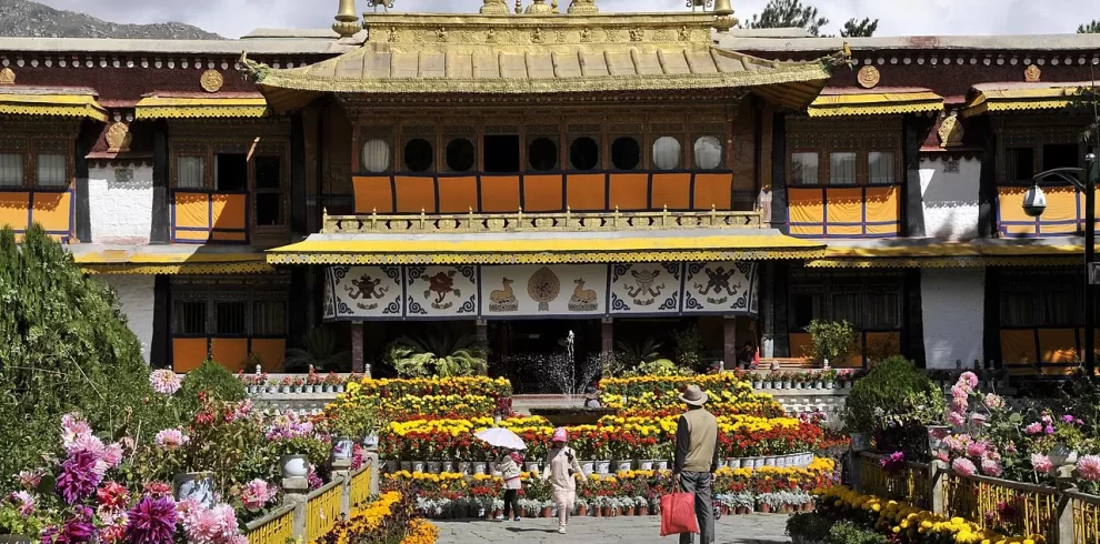 JARDINES_DEL_PALACIO_DE_NORBULINGKA_-_panoramio