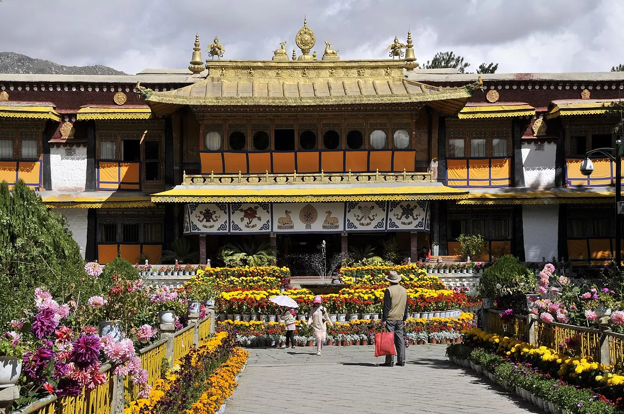 JARDINES_DEL_PALACIO_DE_NORBULINGKA_-_panoramio